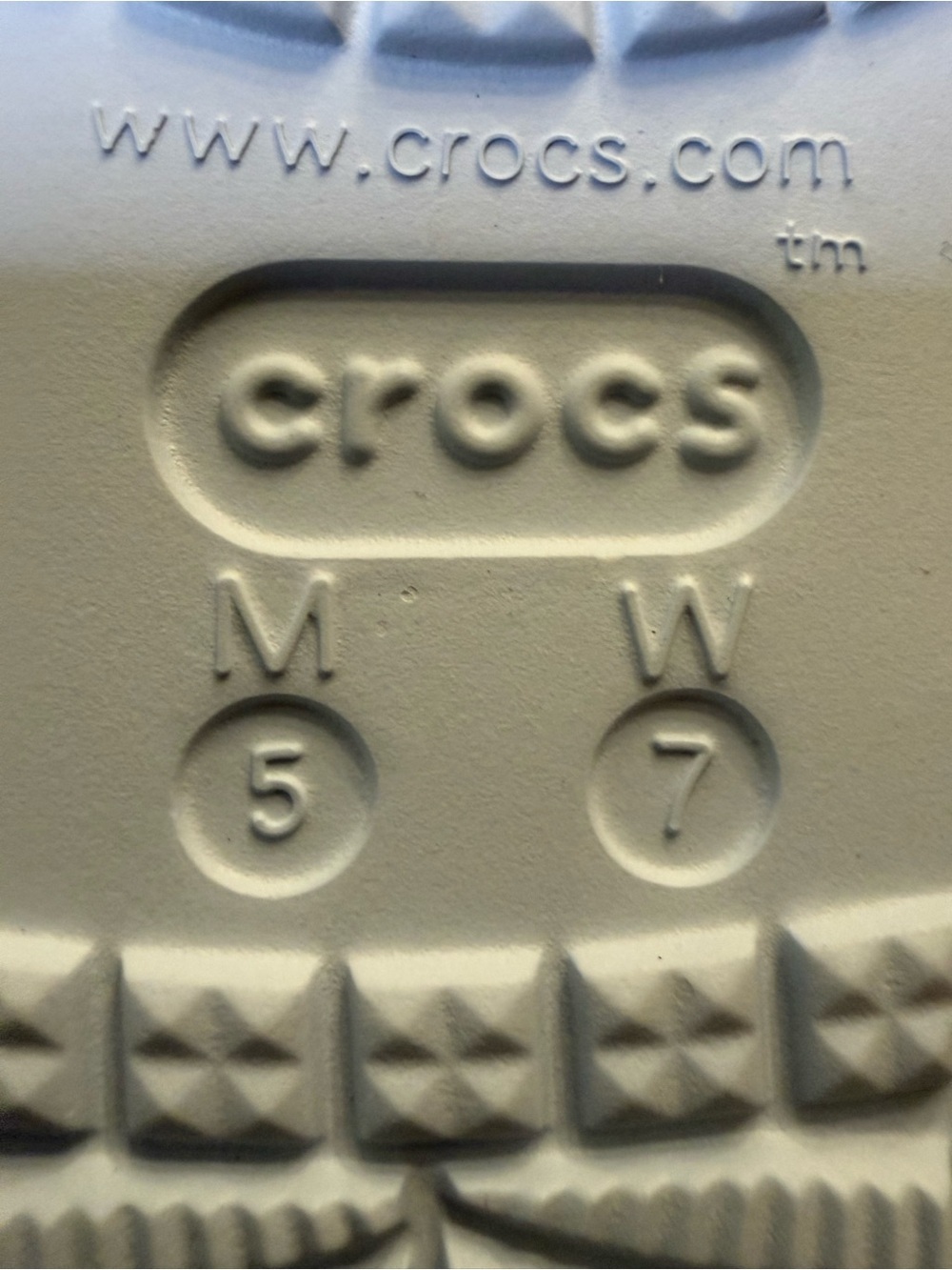 CROCS Women’s Slide Sandals White/Yellow Floral Flower Logo Rubber Slip On 7 - Picture 3 of 3